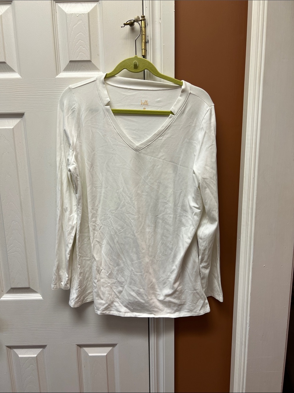 Belle by Kim Gravel White V-Neck Long Sleeve Tee